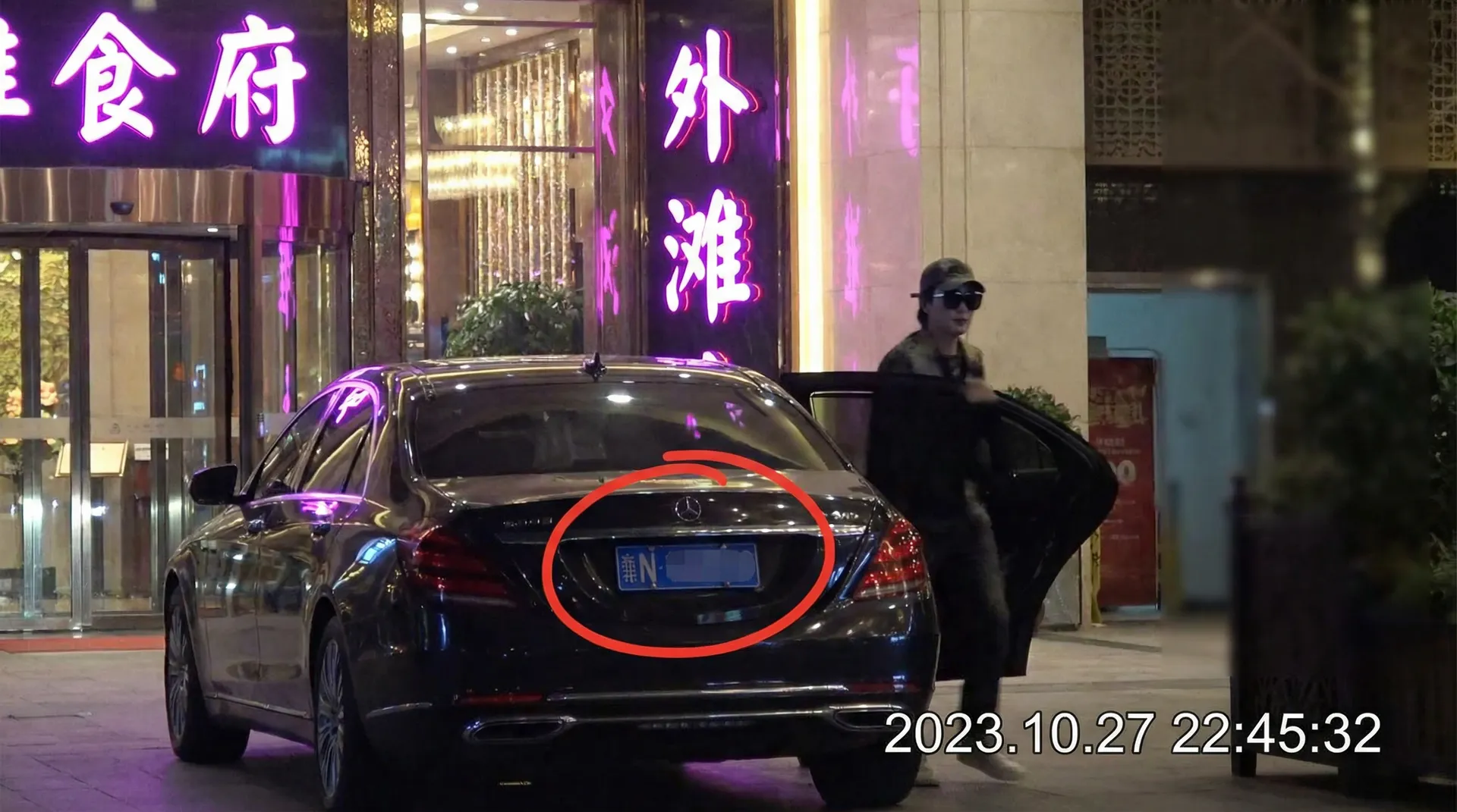 吃瓜社区 - 豪车餐厅外被拍